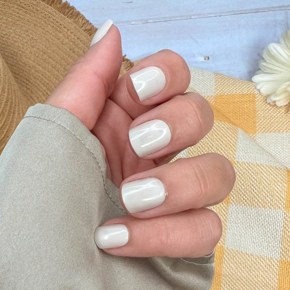 Red Aspen Haven Gray Nail Dashes